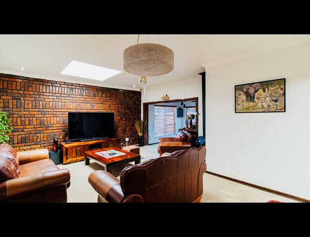 5 BEDROOM FREEHOLD FOR SALE IN BRACKENHURST